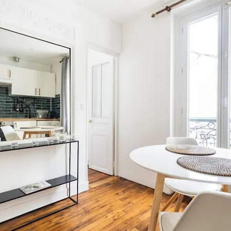 Daire Cocoon In The Heart Of Batignolles | By Airnest